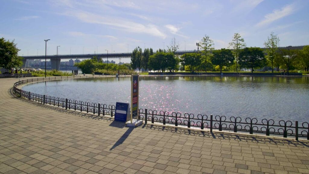 A picture of Nanji Mirror Fountain (거울분수) in Nanji Hangang Park (난지한강공원) in Seoul, South Korea.