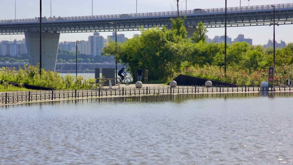 A picture of Nanji Mirror Fountain (거울분수) in Nanji Hangang Park (난지한강공원) in Seoul, South Korea.