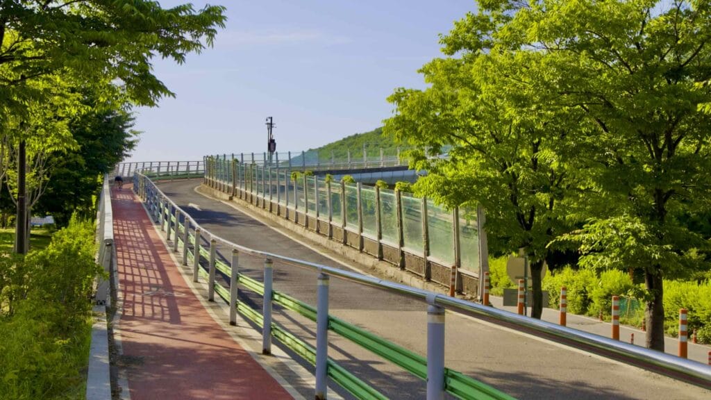 A picture of Central Connection Bridge (중앙연결 브릿지) connecting Nanji Hangang Park (난지한강공원) and World Cup Park (월드컵공원) in Seoul, South Korea.