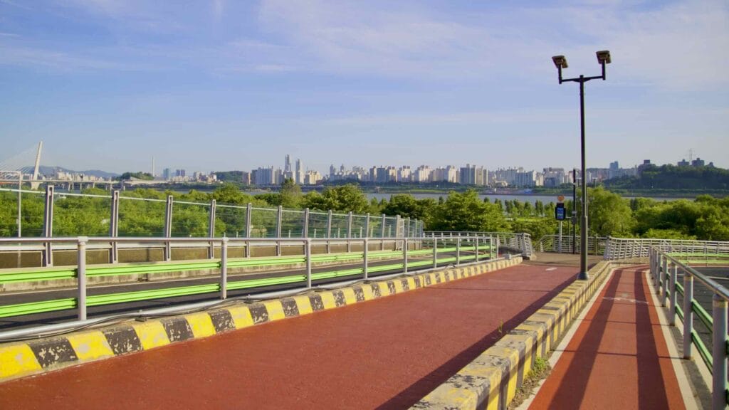 A picture of Central Connection Bridge (중앙연결 브릿지) connecting Nanji Hangang Park (난지한강공원) and World Cup Park (월드컵공원) in Seoul, South Korea.