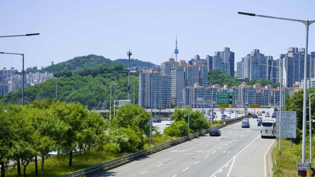 A picture of Seoul Forest (서울숲) near Ttukseom Hangang Park (뚝섬한강공원) in the Seongsu Neighborhood (성수동) in Seoul, South Korea.