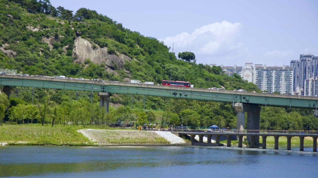 A picture of Ipsokpo (입석포) at the mouth of the Jungnang Stream (중랑천) in Ichon Hangang Park (이촌한강공원), in Seoul, South Korea.