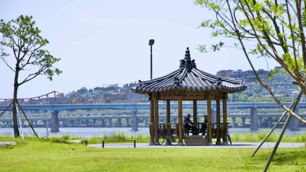 A picture a pavilion near Ipsokpo (입석포) at the mouth of the Jungnang Stream (중랑천) in Ichon Hangang Park (이촌한강공원), in Seoul, South Korea.