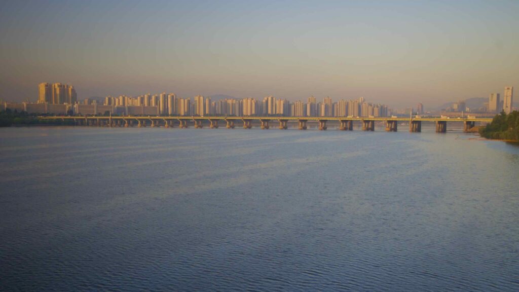 A picture of the Han River from Jamsil Railroad Bridge.