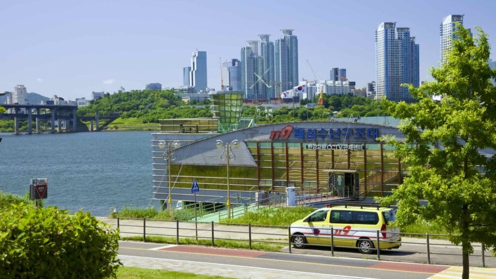 A picture of a 911 rescue center dock in Ttukseom Hangang Park (뚝섬한강공원), in Seoul, South Korea.