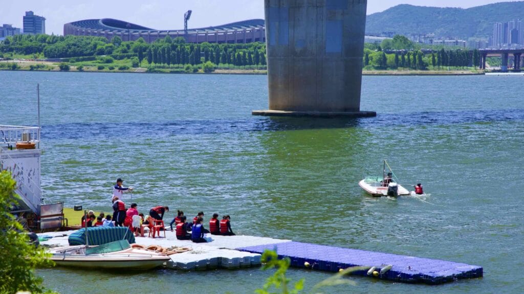A picture of the a water skiing boat under Cheongdam Bridge in Ttukseom Hangang Park (뚝섬한강공원) in Seoul, South Korea.