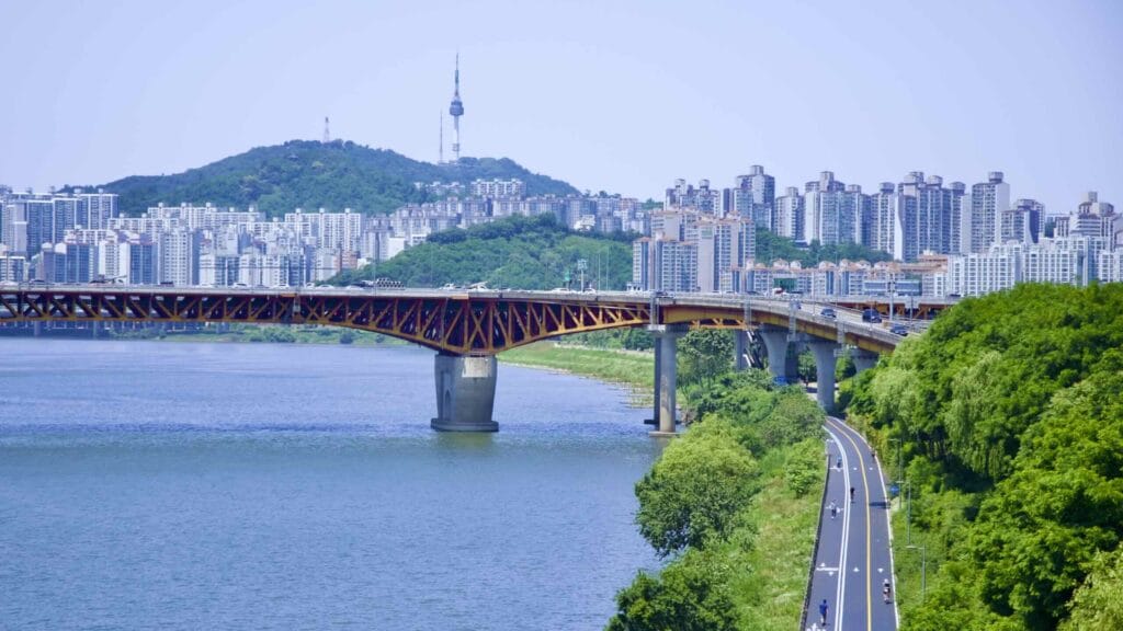 A picture of Yeongdong Bridge (영동대교) in Ttukseom Hangang Park (뚝섬한강공원) in Seoul, South Korea.