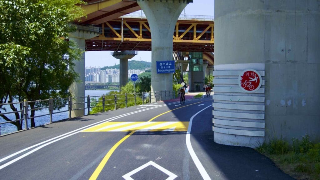 A picture of Seongsu Bridge (성수대교) in Ttukseom Hangang Park (뚝섬한강공원) in Seoul, South Korea.