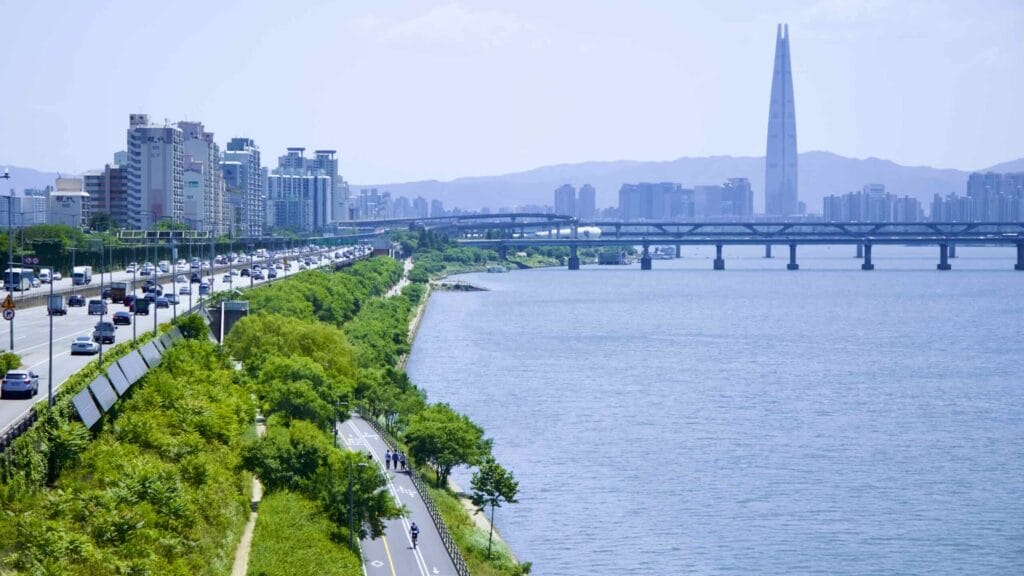 A picture of Seongsu Cloud Bridge (성수구름다리) in Ttukseom Hangang Park (뚝섬한강공원), Seoul, South Korea.