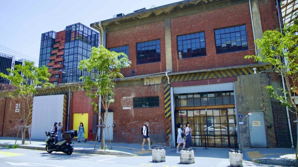 A picture of a shop in the Seongsu Neighborhood (성수동) in Seoul, South Korea.