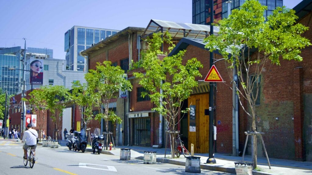 A picture of a shop in the Seongsu Neighborhood (성수동) in Seoul, South Korea.