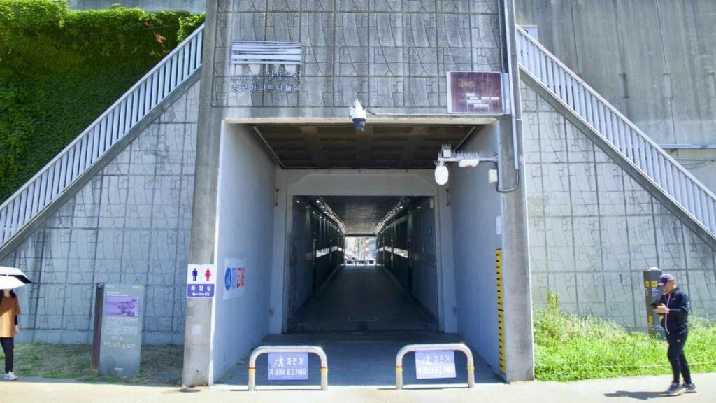 A picture of an pedestrian underpass leading to the Seongsu Neighborhood (성수동) in Seoul, South Korea.