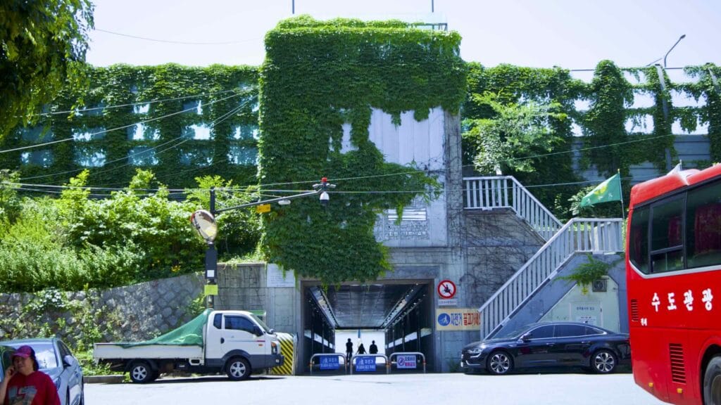 A picture of an pedestrian underpass leading to the Seongsu Neighborhood (성수동) in Seoul, South Korea.