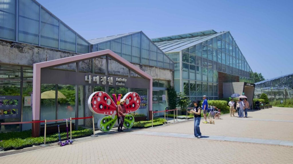 A picture of Seoul Forest (서울숲) near Ttukseom Hangang Park (뚝섬한강공원) in the Seongsu Neighborhood (성수동) in Seoul, South Korea.