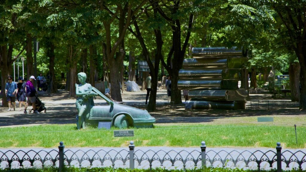 A picture of Seoul Forest (서울숲) near Ttukseom Hangang Park (뚝섬한강공원) in the Seongsu Neighborhood (성수동) in Seoul, South Korea.