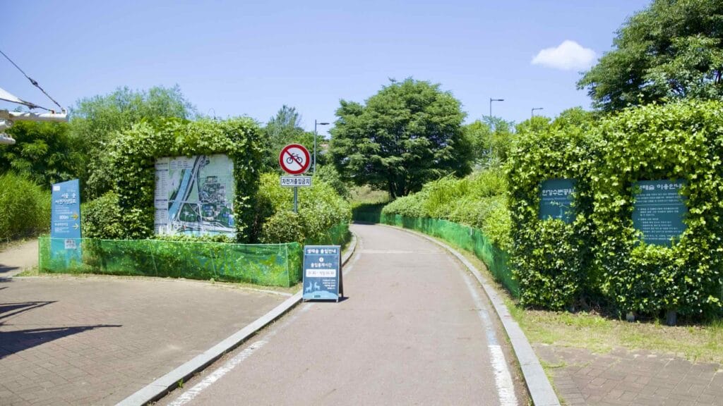 A picture of Seoul Forest Walk Observatory in Seoul Forest (서울숲) near Ttukseom Hangang Park (뚝섬한강공원) in the Seongsu Neighborhood (성수동) in Seoul, South Korea.
