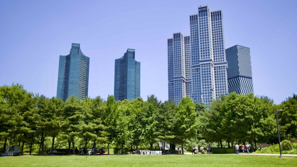 A picture of Seoul Forest (서울숲) near Ttukseom Hangang Park (뚝섬한강공원) in the Seongsu Neighborhood (성수동) in Seoul, South Korea.