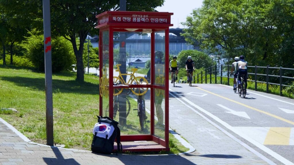 A picture of the Ttukseom Observatory Complex Certification Center (뚝섬전망콤플렉스 인증센터) in Ttukseom Hangang Park (뚝섬한강공원) in Seoul, South Korea.