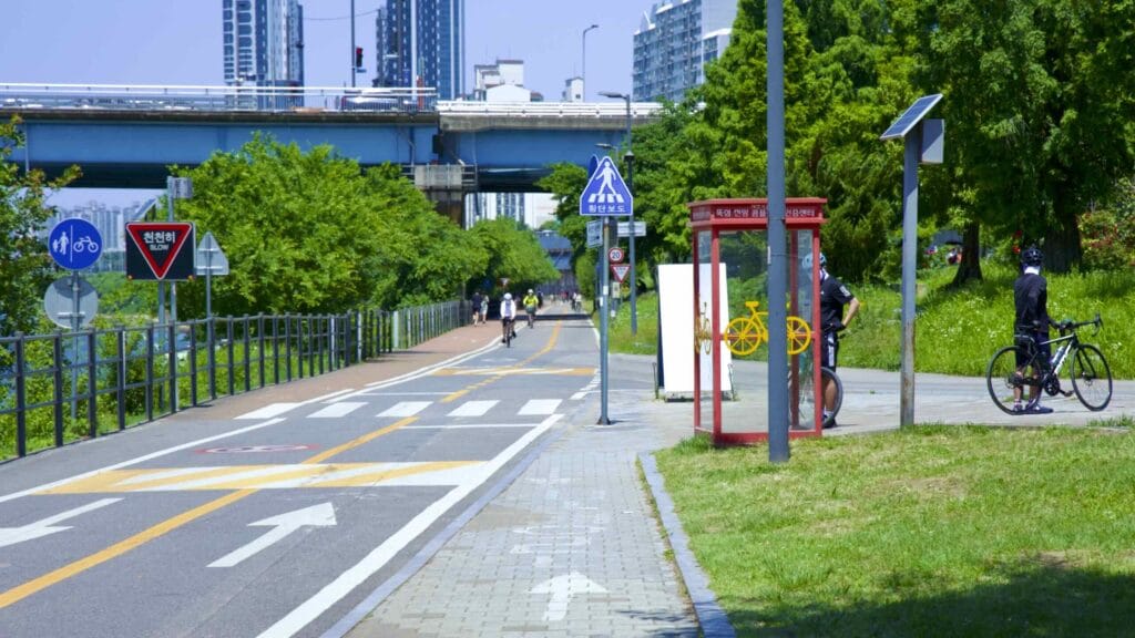 A picture of the Ttukseom Observatory Complex Certification Center (뚝섬전망콤플렉스 인증센터) in Ttukseom Hangang Park (뚝섬한강공원) in Seoul, South Korea.