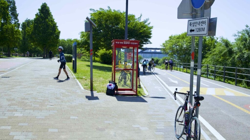 A picture of the Ttukseom Observatory Complex Certification Center (뚝섬전망콤플렉스 인증센터) in Ttukseom Hangang Park (뚝섬한강공원) in Seoul, South Korea.