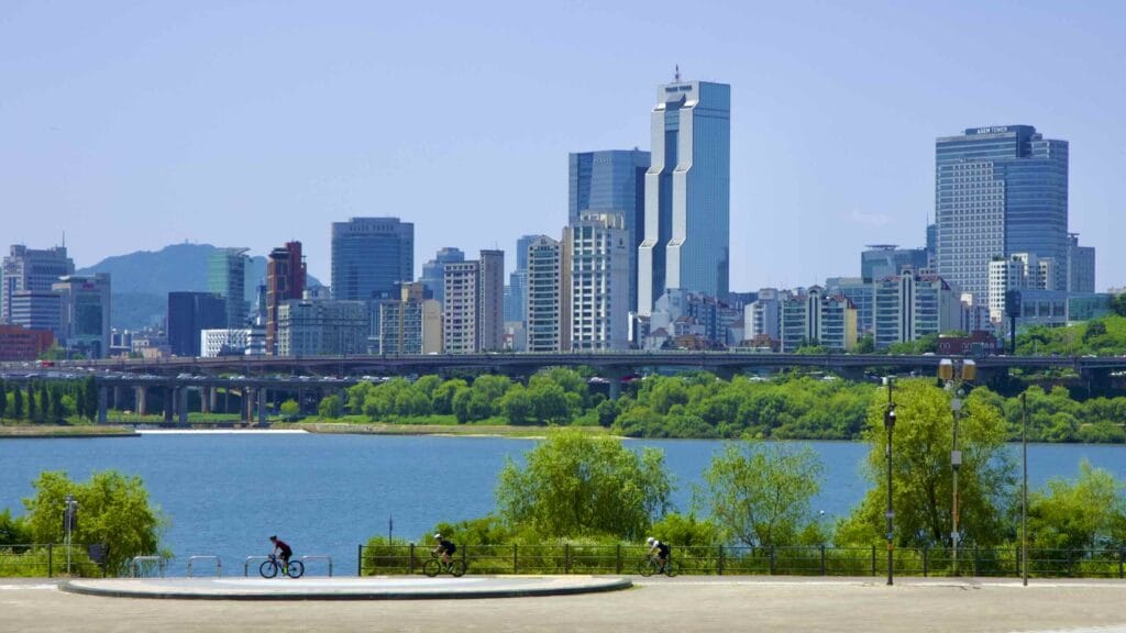 A picture of Waterfront Square (수변광장) in Ttukseom Hangang Park (뚝섬한강공원), in Seoul, South Korea.
