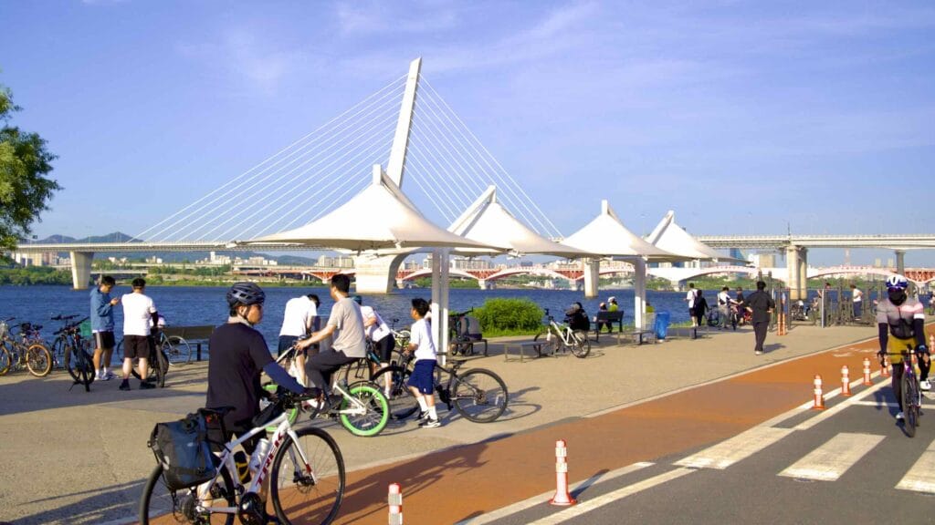 A rest area near Anyang Stream (안양천) in Yanghwa Hangang Park (양화한강공원) in Seoul, South Korea.