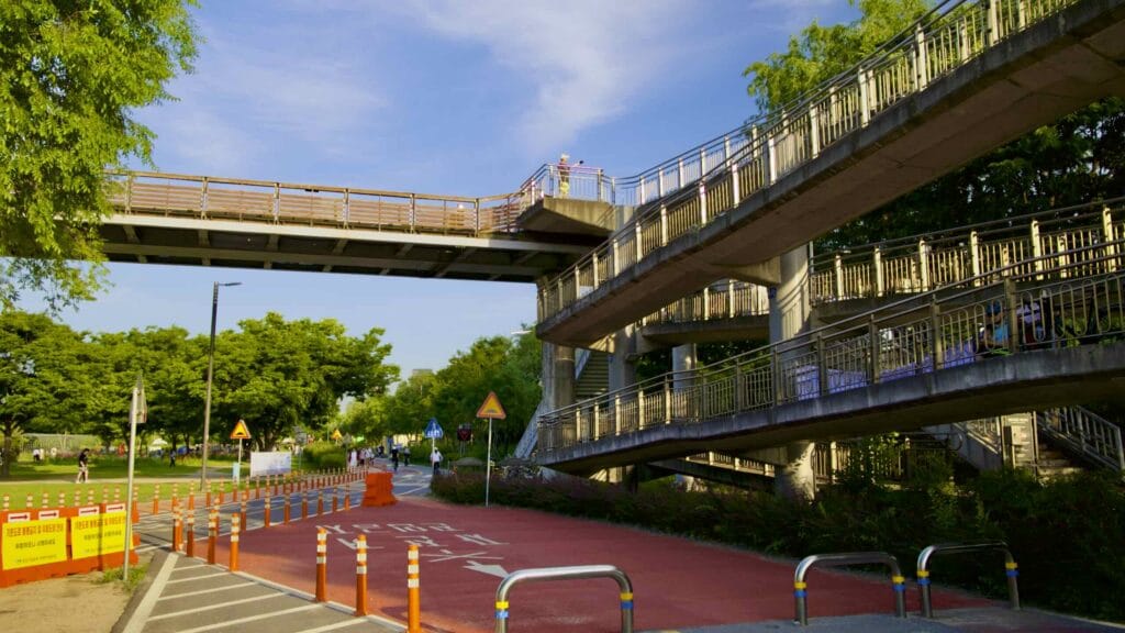 A picture of Seonyu Bridge (선유교) learning to Seonyu Island (선유도) in Yanghwa Hangang Park (양화한강공원) in Seoul, South Korea.