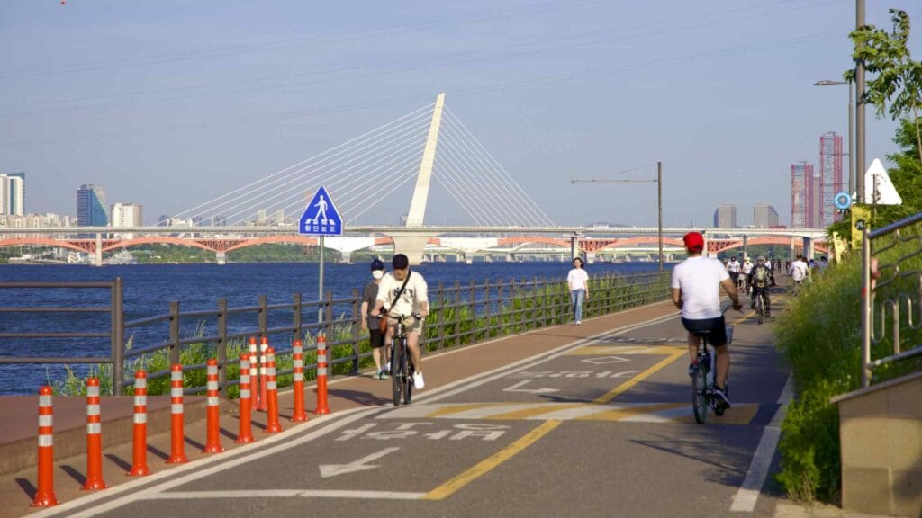 A picture of World Cup Bridge and Yanghwa Hangang Park (양화한강공원) in Seoul, South Korea.