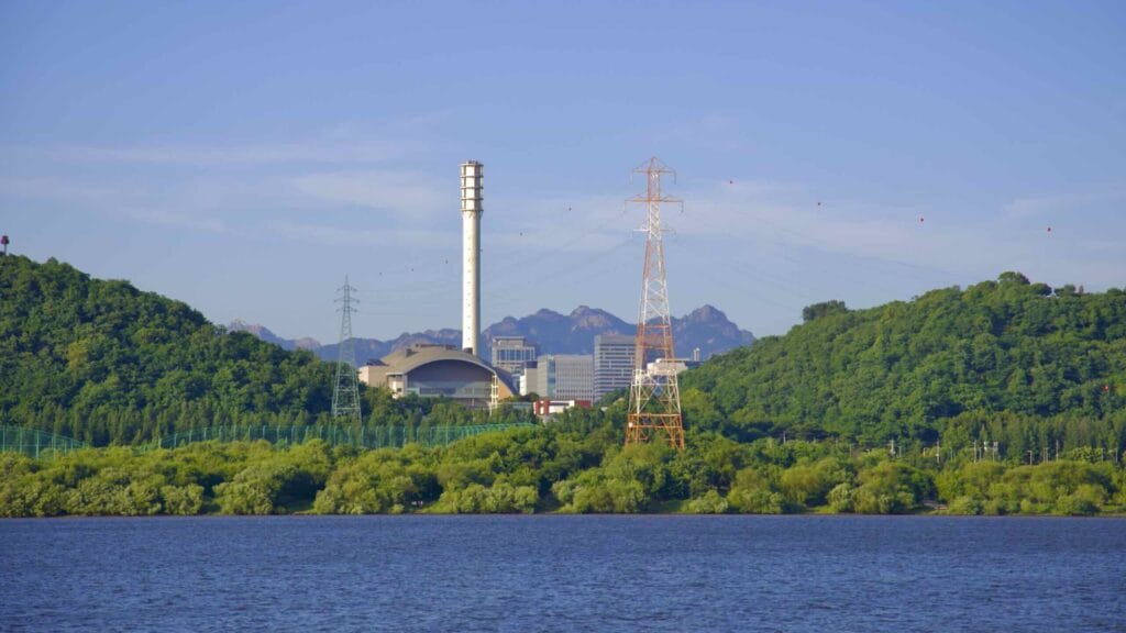 A picture of an garbage incinerator between Haneul Park and Noeul Park in World Cup Park (월드컵공원), Seoul, South Korea.