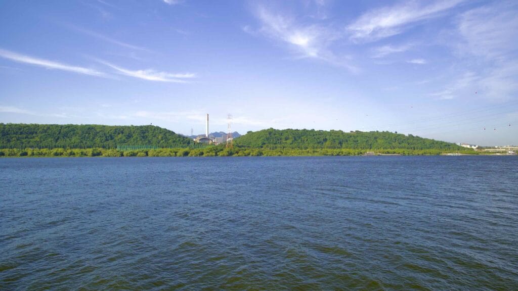 A picture of an garbage incinerator between Haneul Park and Noeul Park in World Cup Park (월드컵공원), Seoul, South Korea.