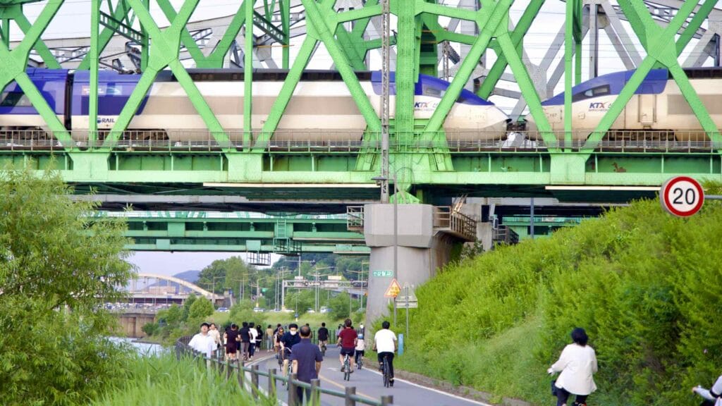 A picture of the Hangang Railway Bridges (한강철교) between Yongsan and Dongjak Districts in Seoul, South Korea.