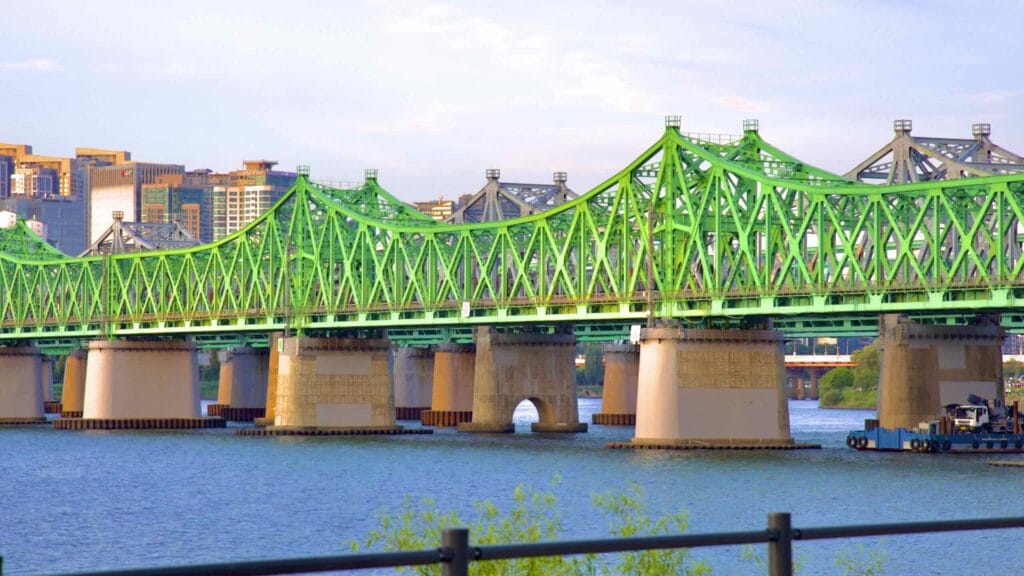 A picture of the Hangang Railway Bridges (한강철교) between Yongsan and Dongjak Districts in Seoul, South Korea.