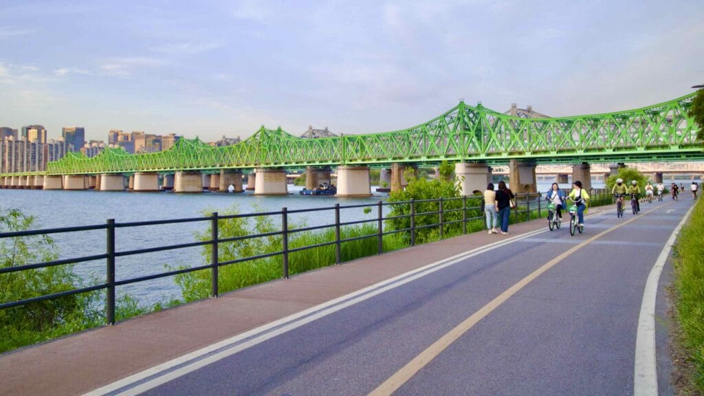 A picture of the Hangang Railway Bridges (한강철교) between Yongsan and Dongjak Districts in Seoul, South Korea.