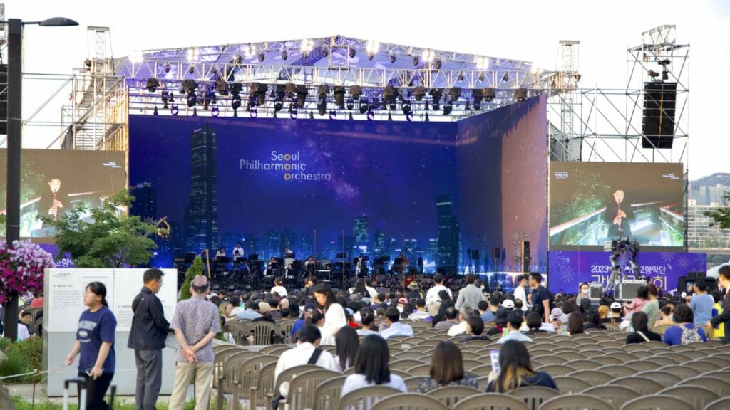 A picture of a orchestral performances in Yeouido Hangang Park (여의도한강공원) in Seoul, South Korea.