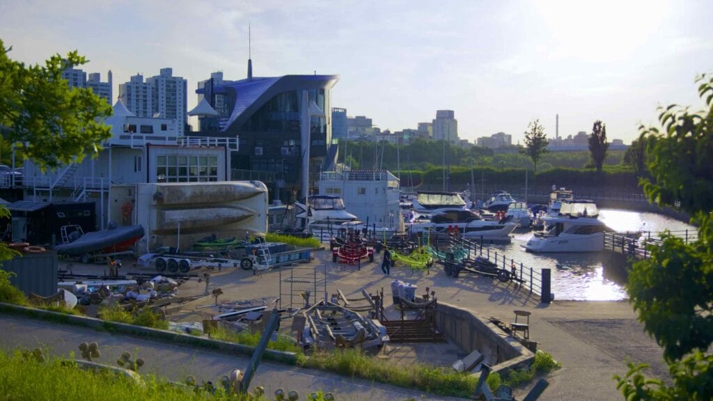 A picture of Seoul Marina Club & Yacht (마리나클럽앤요트) in Yeouido Hangang Park (A picture of a boat near Seoul Marina Club & Yacht (마리나클럽앤요트) in Yeouido Hangang Park in Seoul, South Korea.