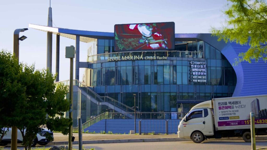 A picture of Seoul Marina Club & Yacht (마리나클럽앤요트) in Yeouido Hangang Park (A picture of a boat near Seoul Marina Club & Yacht (마리나클럽앤요트) in Yeouido Hangang Park in Seoul, South Korea.