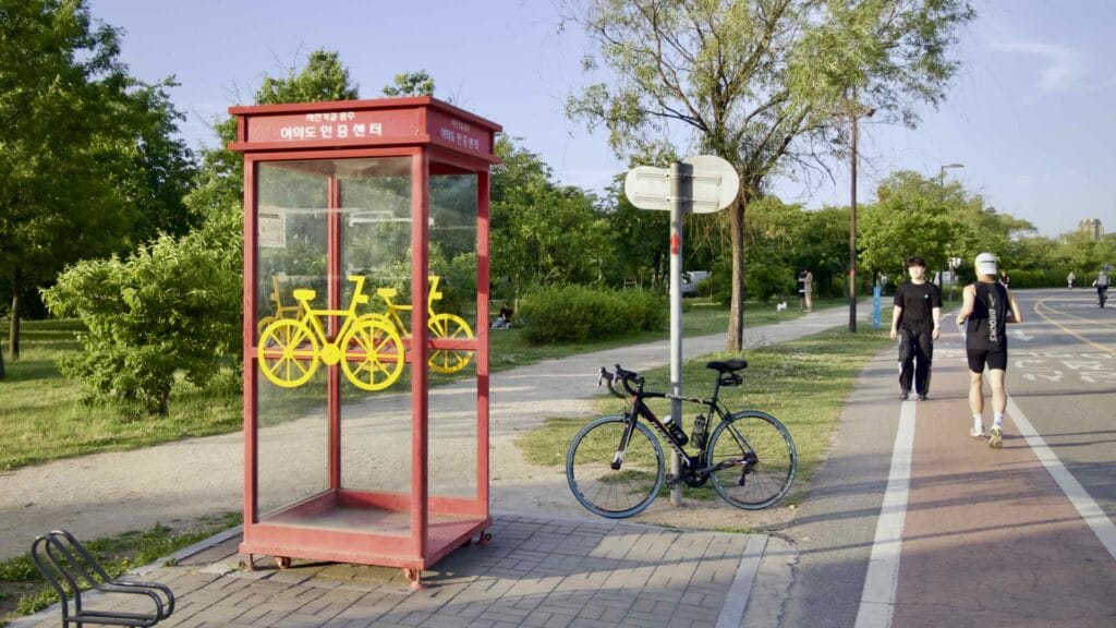 A picture of Yeouido Certification Center (여의도 인증센터) in Yeouido Hangang Park (여의도한강공원) in Seoul, South Korea.