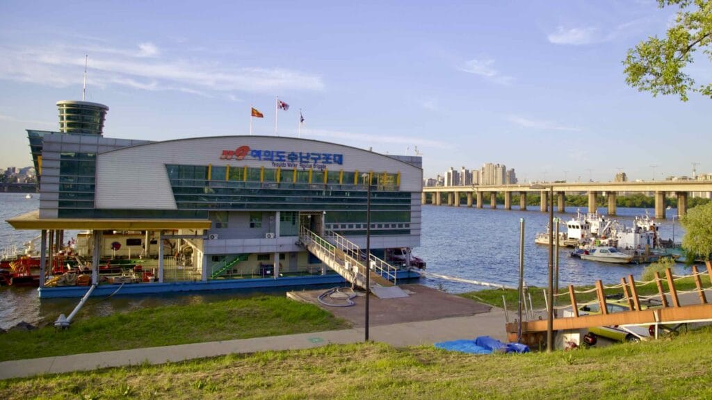 A picture of the 119 Yeouido Water Rescue Brigade in Yeouido Hangang Park (여의도한강공원) in Seoul, South Korea.