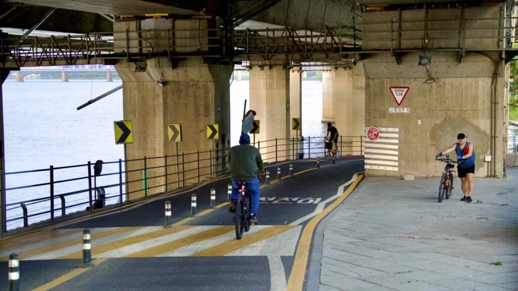 A picture of the cycling paths under Olympic Boulevard in Banpo Hangang Park (반포한강공원) in Seoul, South Korea.