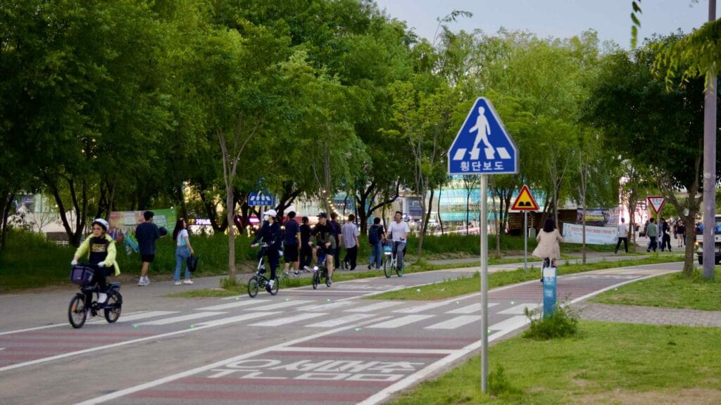 A picture of the cycling path in Banpo Hangang Park (반포한강공원) in Seoul, South Korea.