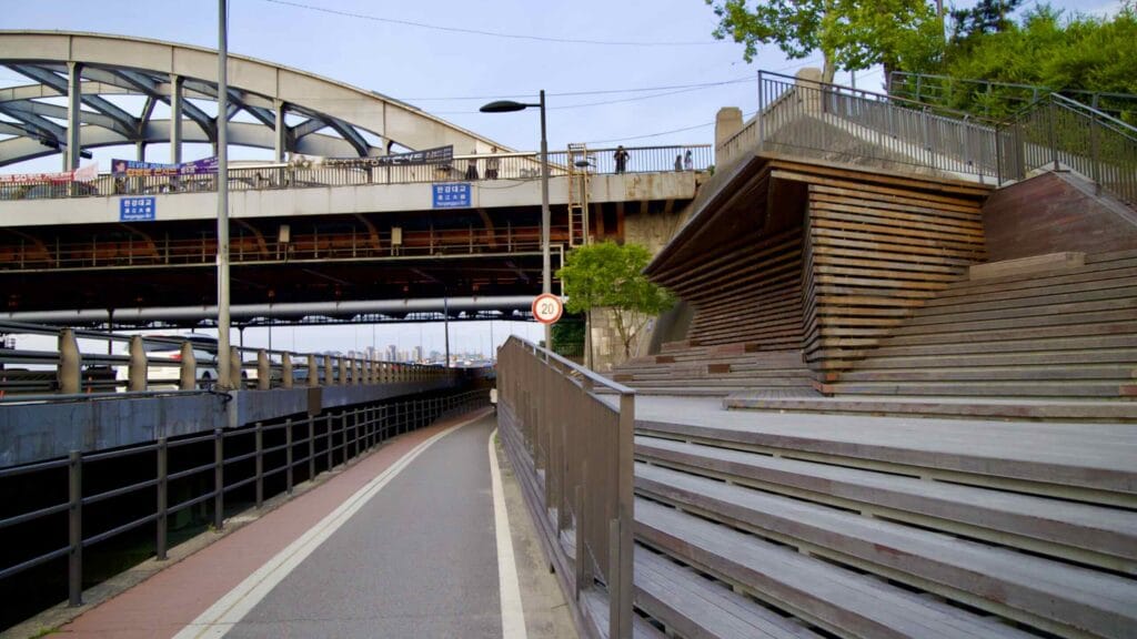 A picture of the Hangang Bridge (한강대교) near Ichon Hangang Park (이촌한강공원) in Seoul, South Korea.