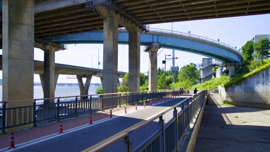 A picture of Wonhyo Bridge (원효대교) in Mangwon Hangang Park (망원한강공원) in Seoul, South Korea.