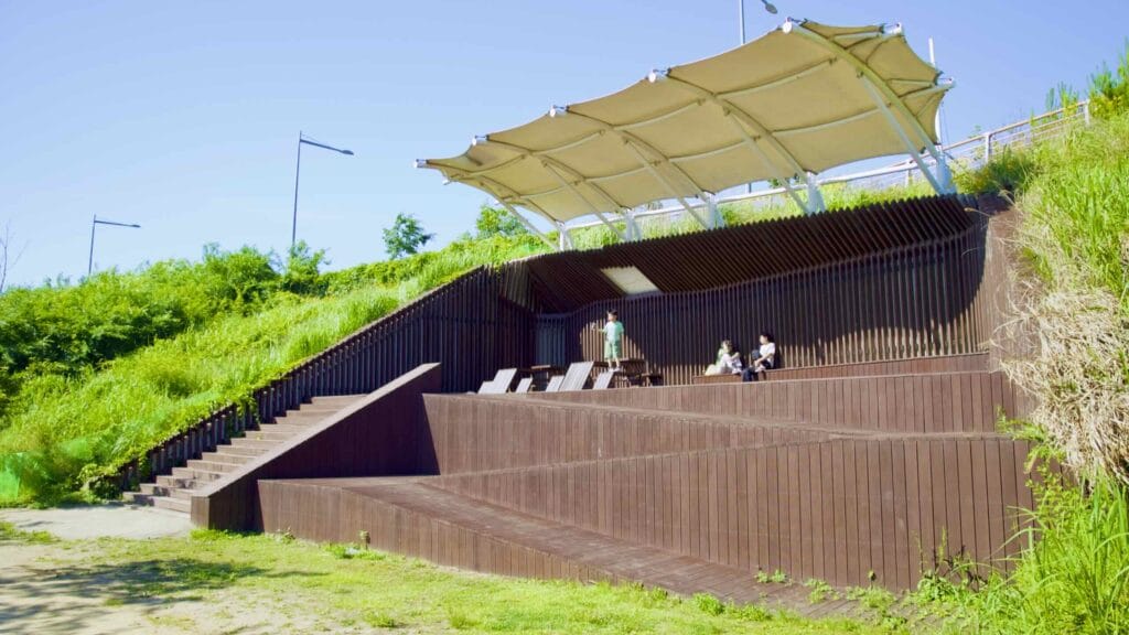 A picture of Mangwon Green Road (망원초록길) in Mangwon Hangang Park (망원한강공원) in Seoul, South Korea.