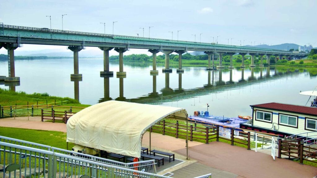 A picture of the Samunjin Ferry (사문진나루터) on the Nakdonggang Bicycle Path (낙동강자전거길) along Nakdong River in Dalseong County, South Korea.