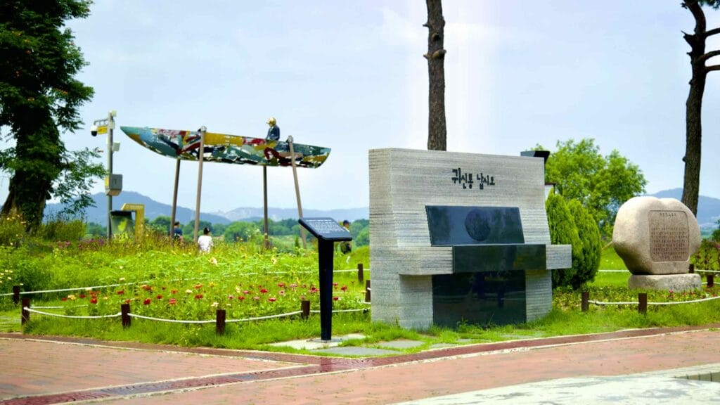 A picture of the Samunjin Ferry (사문진나루터) on the Nakdonggang Bicycle Path (낙동강자전거길) along Nakdong River in Dalseong County, South Korea.