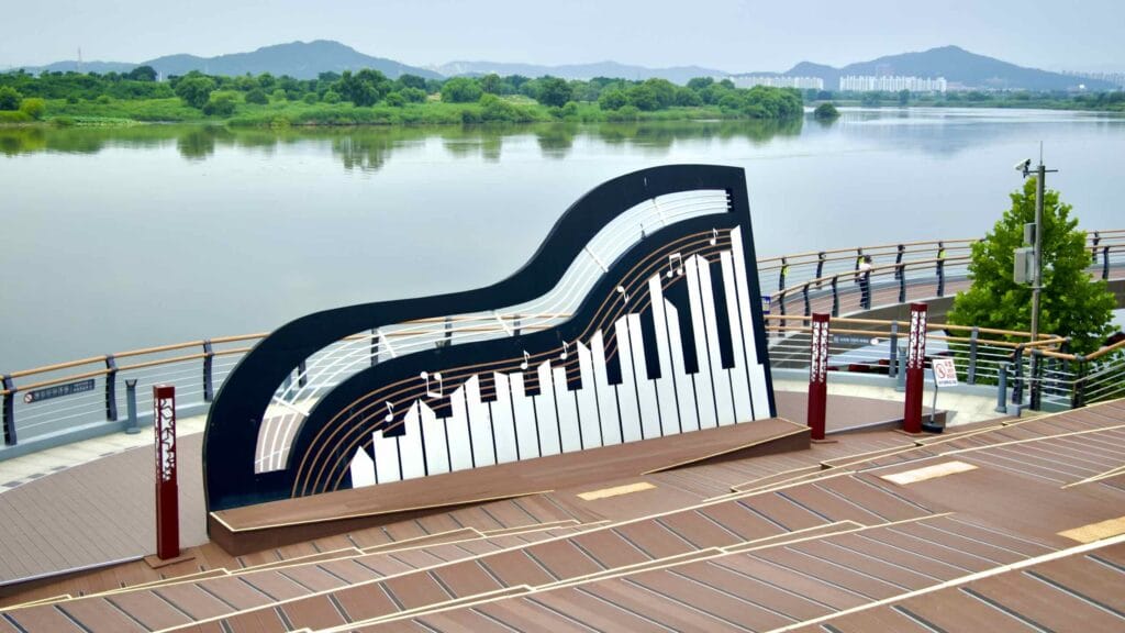 A picture of the Samunjin Ferry (사문진나루터) on the Nakdonggang Bicycle Path (낙동강자전거길) along Nakdong River in Dalseong County, South Korea.