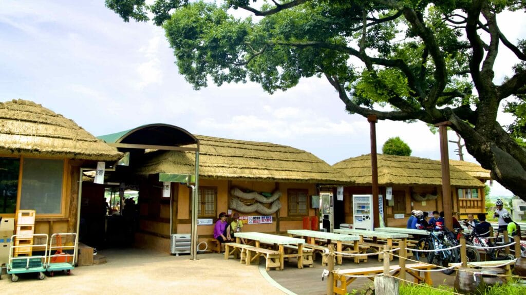 A picture of the Samunjin Ferry (사문진나루터) on the Nakdonggang Bicycle Path (낙동강자전거길) along Nakdong River in Dalseong County, South Korea.