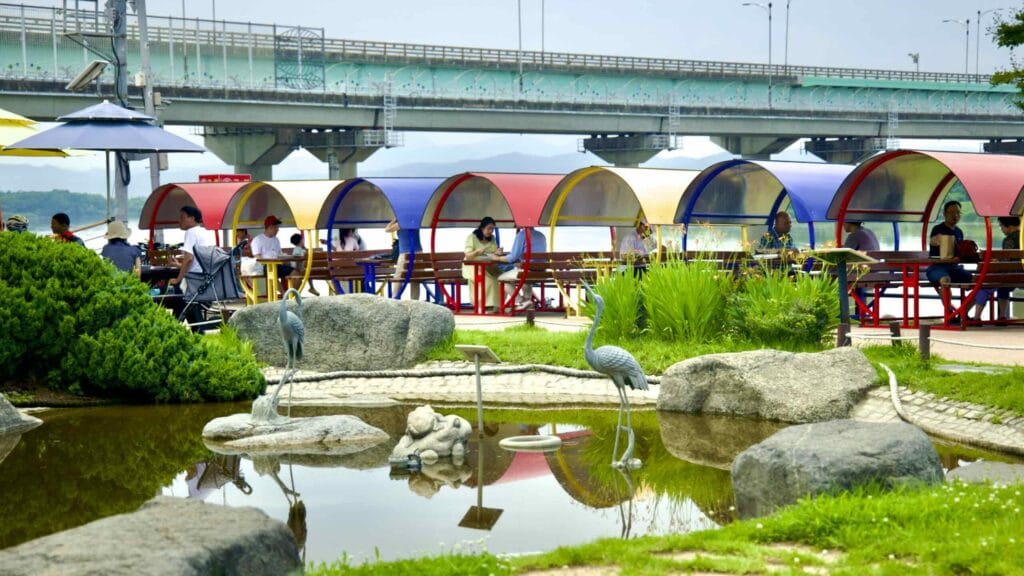 A picture of the Samunjin Ferry (사문진나루터) on the Nakdonggang Bicycle Path (낙동강자전거길) along Nakdong River in Dalseong County, South Korea.
