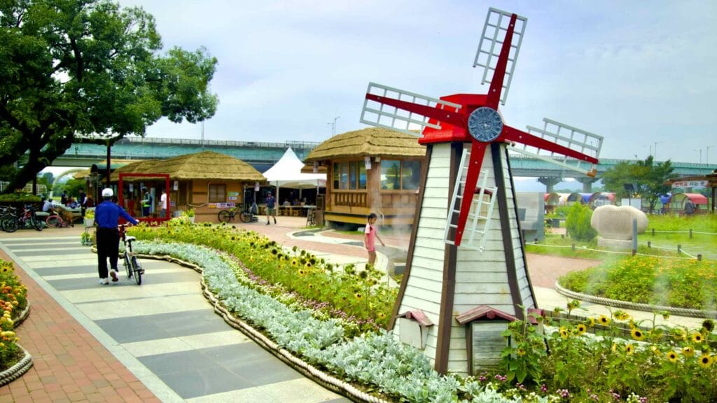 A picture of the Samunjin Ferry (사문진나루터) on the Nakdonggang Bicycle Path (낙동강자전거길) along Nakdong River in Dalseong County, South Korea.