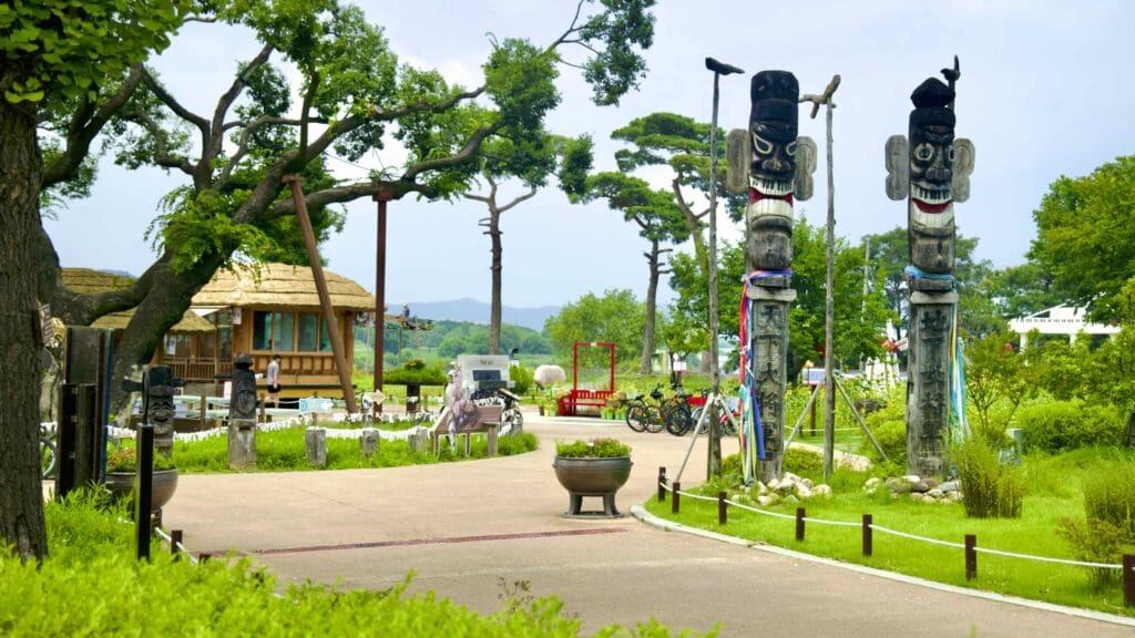 A picture of the Samunjin Ferry (사문진나루터) on the Nakdonggang Bicycle Path (낙동강자전거길) along Nakdong River in Dalseong County, South Korea.